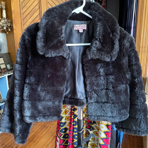 Black Faux Fur Shrug Size Small - Picture 3 of 6
